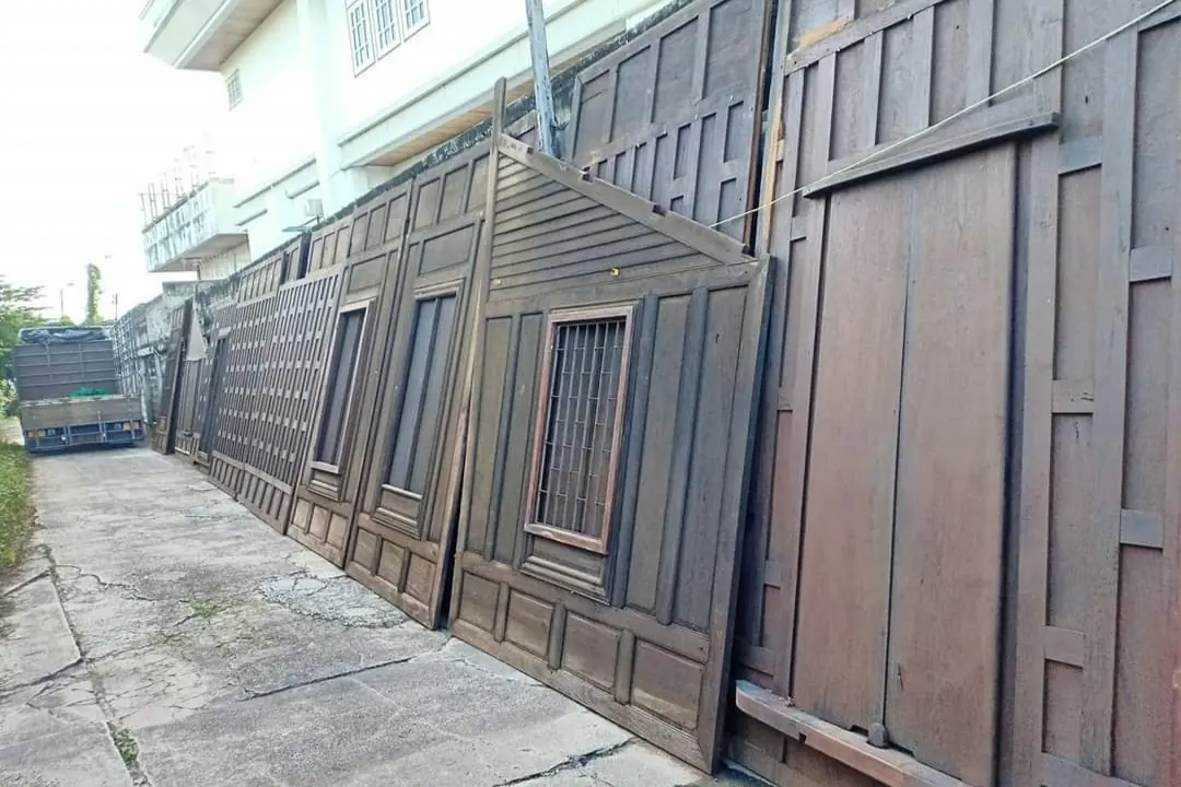 ประตูหน้าต่างไม้เก่าและชิ้นส่วนบ้านไม้ที่รับซื้อ