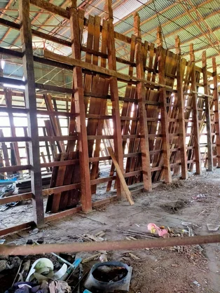 โครงสร้างไม้เก่าจากโกดังโรงเรือนไม้